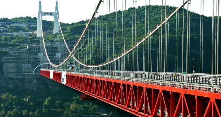 De langste hangbrug ter wereld is geopend: 10 kilometer, zes rijstroken en spoorwegen