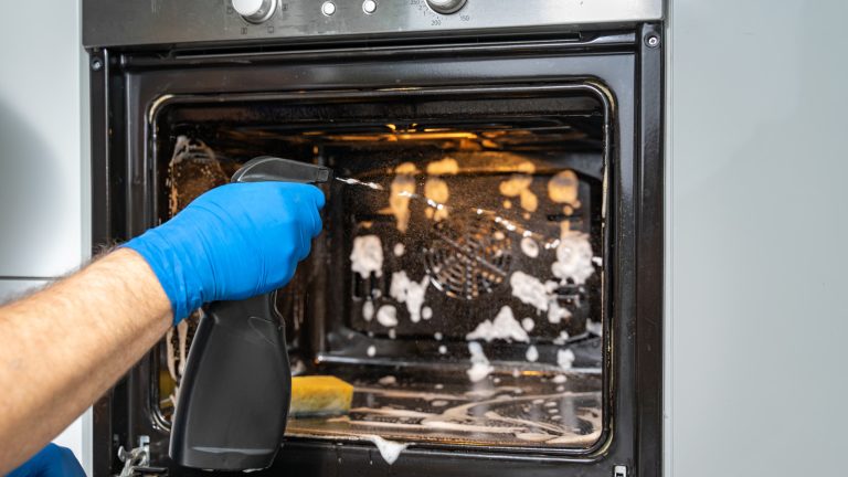 De oven grondig reinigen met alleen een schuursponsje: verwijder in één keer vet en aangekoekt vuil uit alle hoeken en gaatjes.