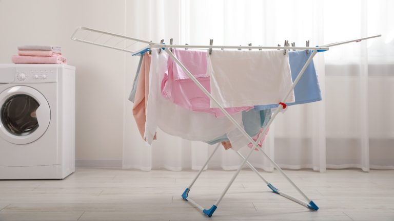Je kleding droogt sneller met deze eenvoudige truc om een muffe geur te voorkomen