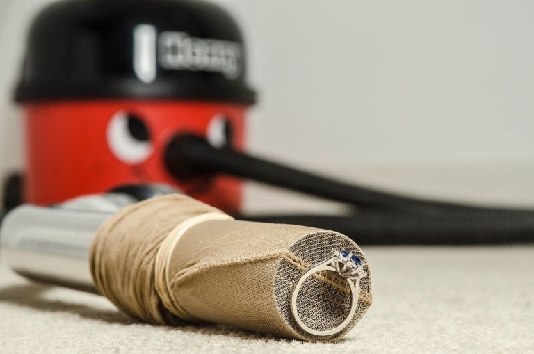 Doe een schone sok over uw stofzuiger: zeg vaarwel tegen het fijnste stof en maak veel beter schoon!