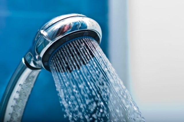 Wanneer is het beter om te douchen om het lichaam te ondersteunen? Een douche in de ochtend en een douche in de avond hebben een verschillend effect.