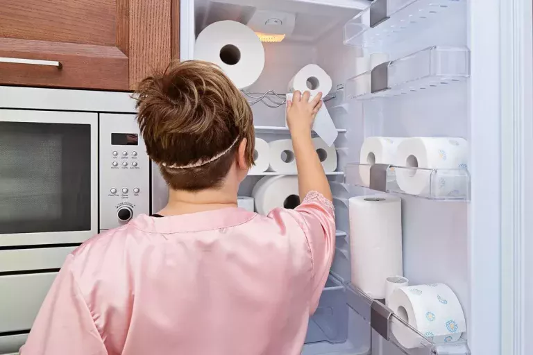 Een rol toiletpapier in de koelkast leggen: waarom wordt dit aanbevolen en waarvoor dient het?