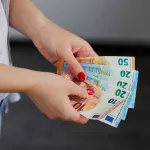 Wie zijn bankbiljetten in zijn portemonnee op nominale waarde sorteert, moet op zijn hoede zijn. Psychologen denken daar niet goed over.