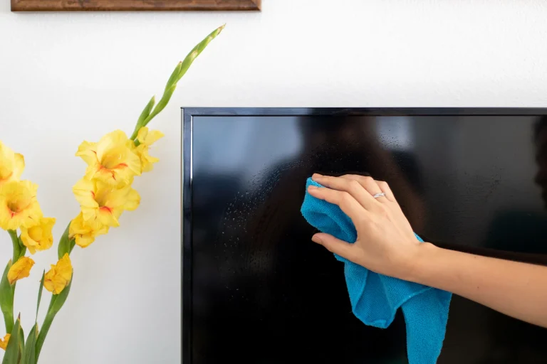 De eenvoudige truc om het televisiescherm schoon te maken en het als nieuw achter te laten