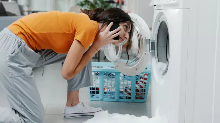 Niet hard schrobben en geen technische dienst bellen: de eenvoudige truc om je sneakers in de wasmachine te wassen zodat ze er weer als nieuw uitzien