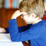 Een 11-jarig kind wordt in het ziekenhuis opgenomen na 14 uur lang huiswerk te hebben gemaakt: de schuld lag bij de druk van zijn ouders