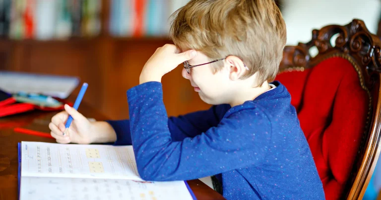 Een 11-jarig kind wordt in het ziekenhuis opgenomen na 14 uur lang huiswerk te hebben gemaakt: de schuld lag bij de druk van zijn ouders