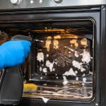 De oven grondig reinigen met alleen een schuursponsje: verwijder in één keer vet en aangekoekt vuil uit alle hoeken en gaatjes.