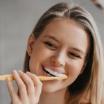 Spoelen met water? Elektrische of handtandenborstel? De grote mythes over mondhygiëne