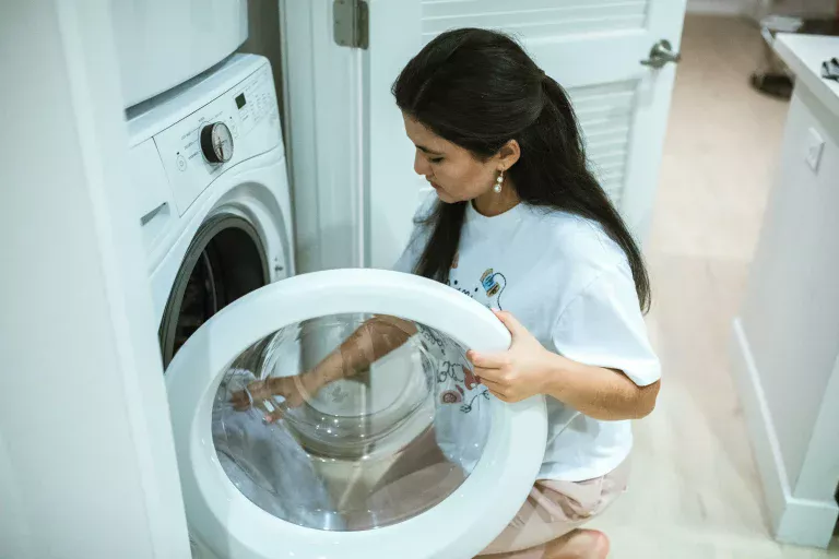 Druk op deze knop op de wasmachine om tijd en geld te besparen en uw kleding droger te maken zonder de droger te gebruiken